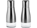 Două râșnițe de sare și piper din oțel inoxidabil și sticlă cu capace negre.