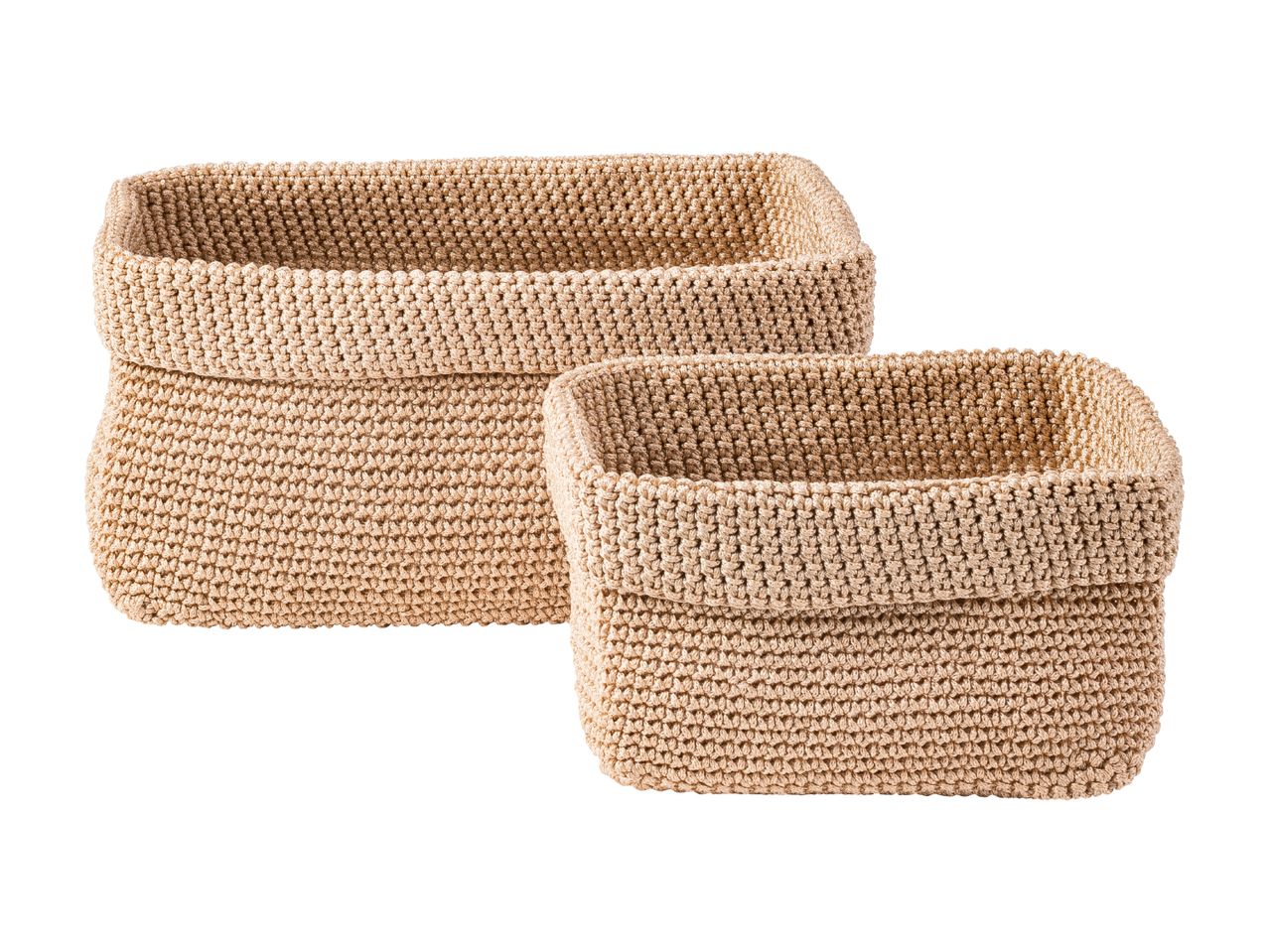 To små, strikkede kurve i beige.