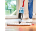 Um mop a vapor Vileda limpa um piso de madeira.