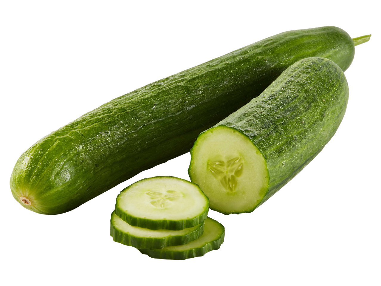 Egész és szeletelt kígyóuborka fehér háttér előtt.