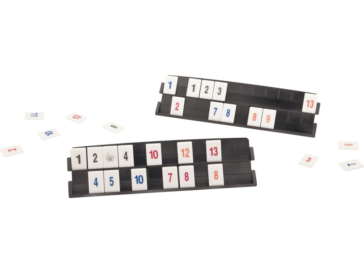 Rummikub žaidimas su skaičių plytelėmis ir laikikliais