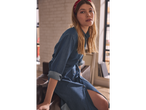Femeie purtând o rochie lungă din denim esmara®