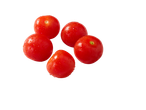 Cinco tomates cereja vermelhos com gotas de água sobre um fundo preto.