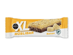 Müslibar med banan og chokoladeovertræk i gul og hvid indpakning.