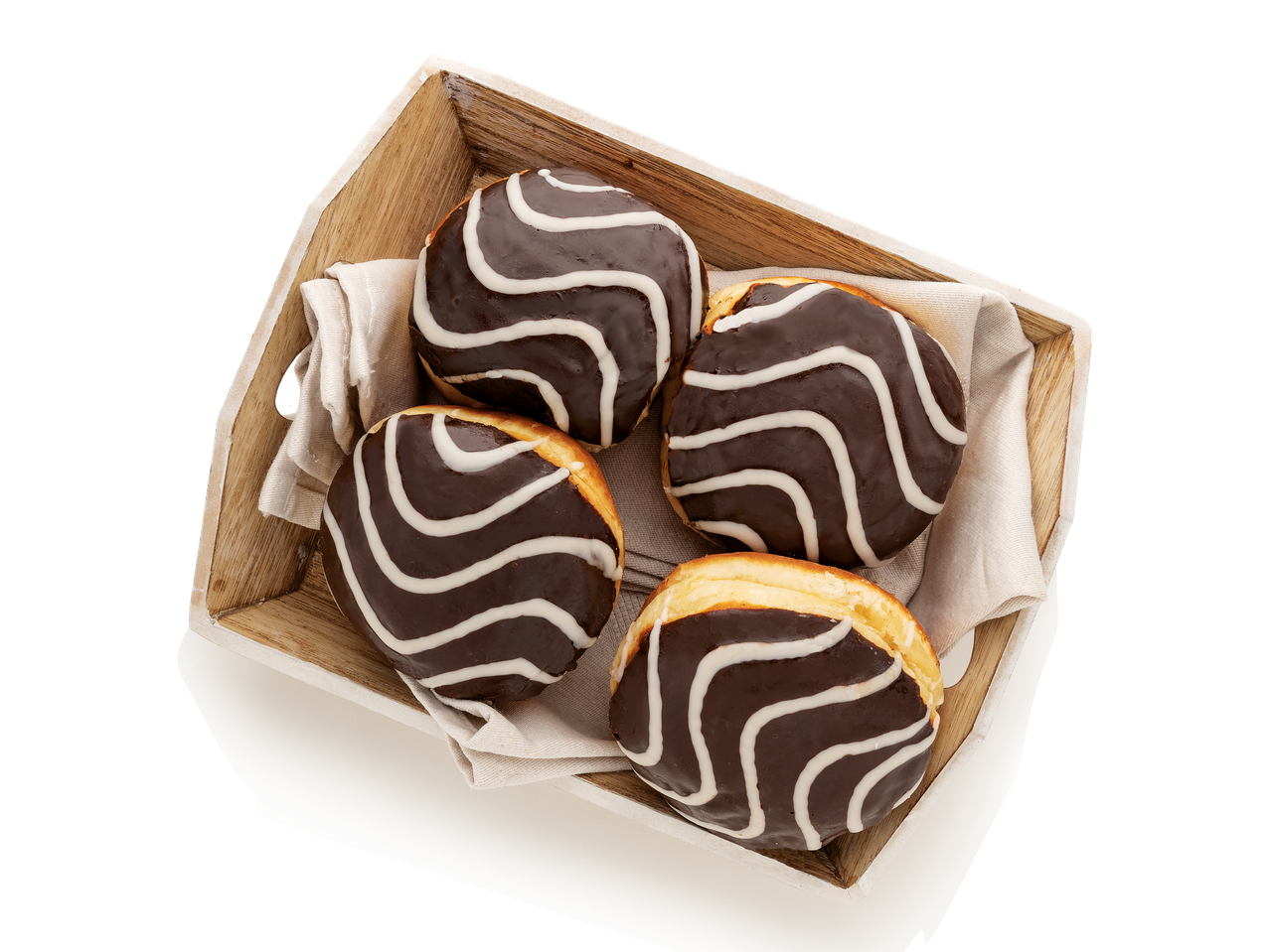 Τέσσερα ντόνατς με επικάλυψη σοκολάτας και λευκή ρίγα σε ξύλινο δίσκο