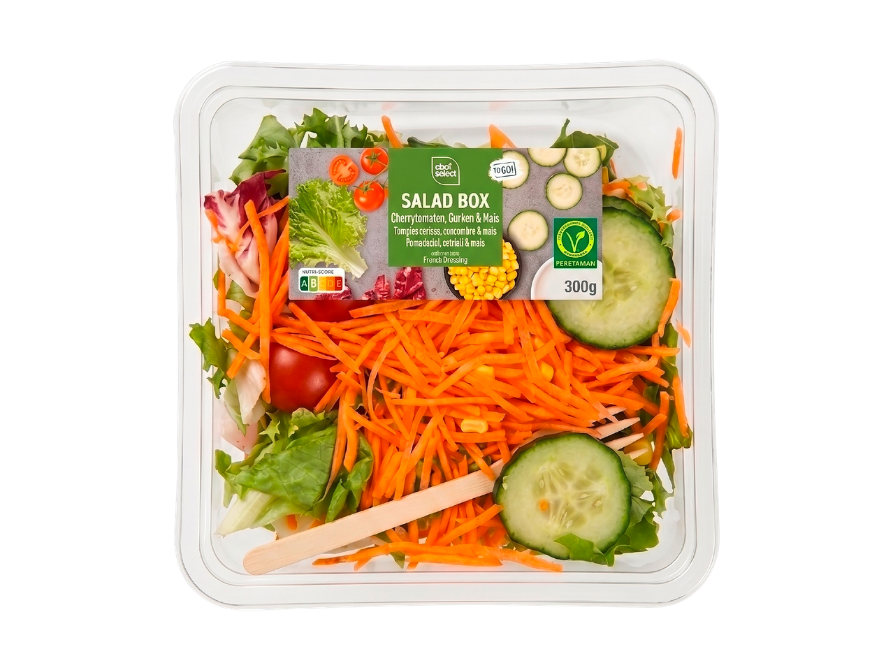 Salade en boîte avec carottes, concombres, tomates et maïs, avec une fourchette en bois.