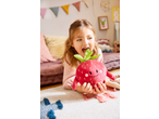 Menina a brincar com um peluche de morango Lupilu Flowers.