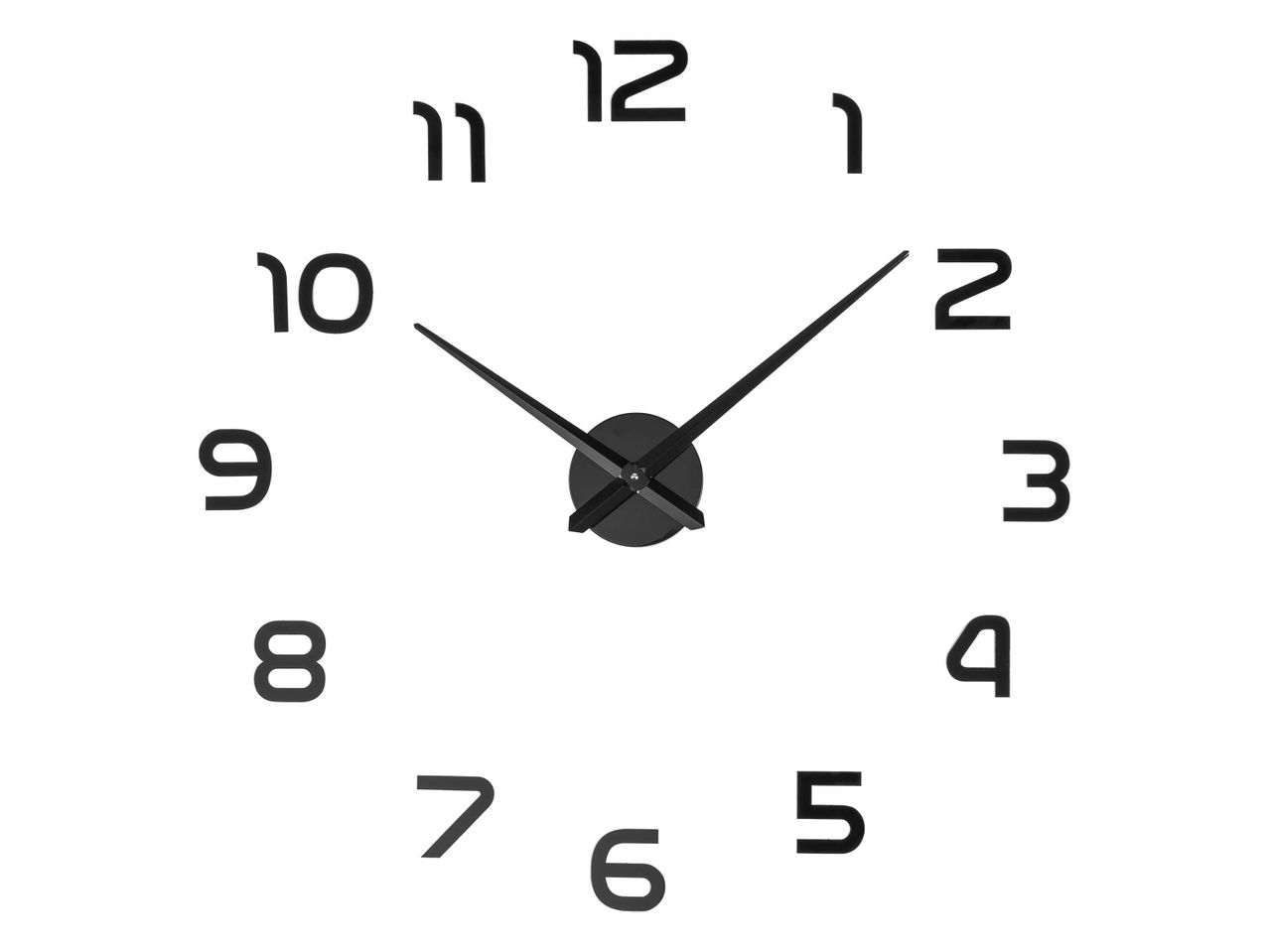 Un orologio da parete fai-da-te con numeri neri e lancette su sfondo bianco.