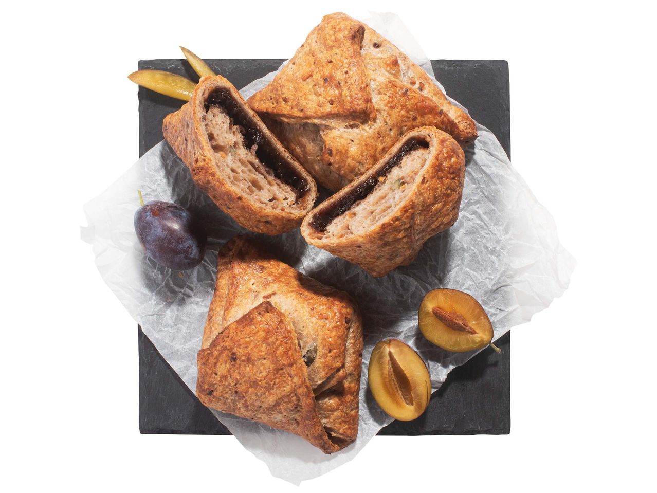 Szilvás sütemények pala táblán.