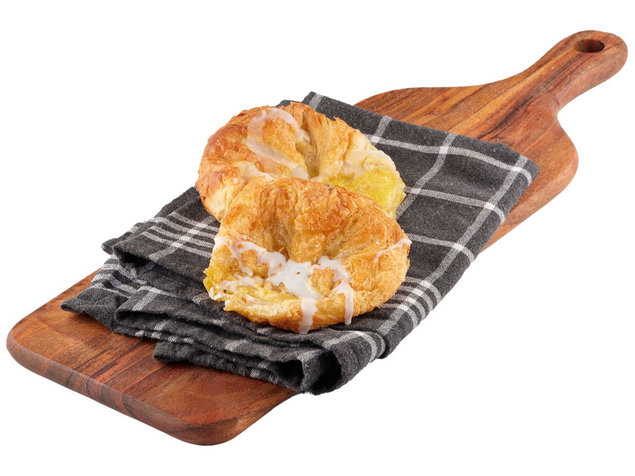 Två svenska kanelbullar på en träbricka.