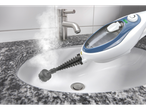 Um limpador a vapor é usado para limpar uma pia de banheiro.