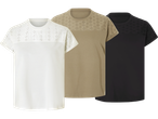 Tre t-shirts i vitt, beige och svart.