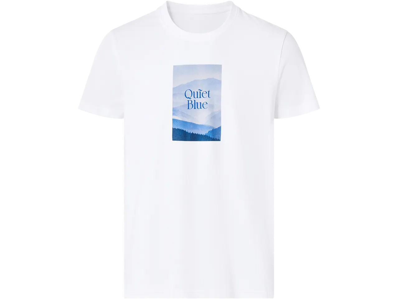Fehér póló kék hegyek és erdők grafikájával, „Quiet Blue” felirattal.