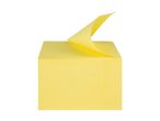 Stak af gule post-it-notes med en enkelt note, der krøller opad.
