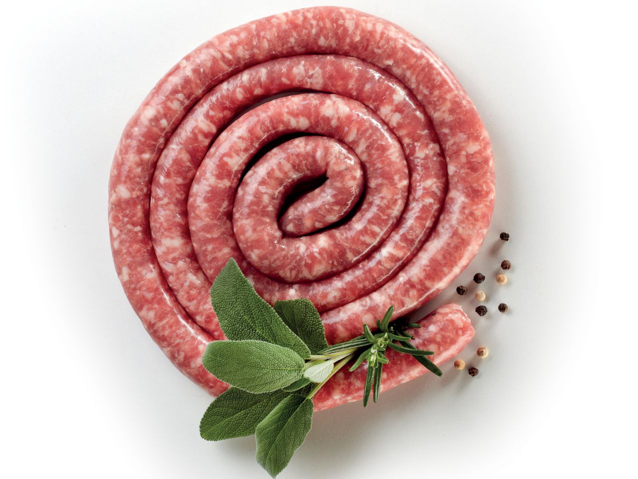 Salsiccia cruda arrotolata, con salvia e rosmarino.