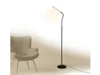 Candeeiro de pé LED LIVARNO a iluminar uma poltrona na sala de estar.