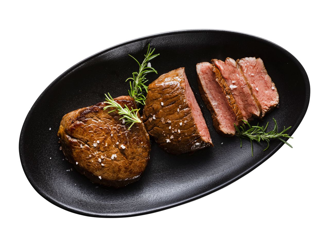 Filet mignon z rožmarinom in morsko soljo na črnem ovalnem krožniku.