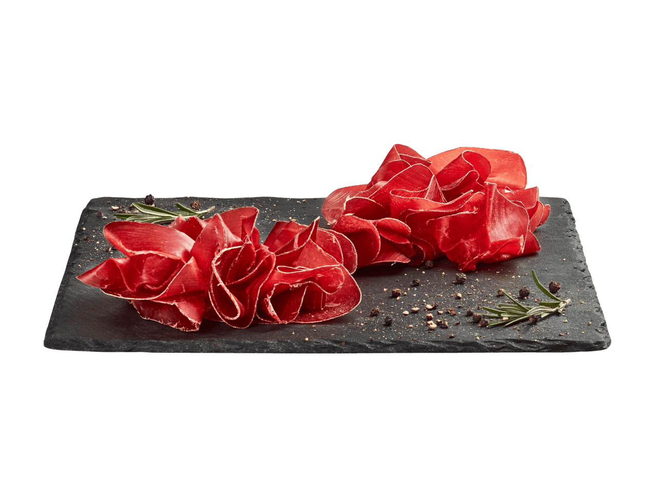Bresaola finement tranchée avec du romarin et du poivre noir sur une planche d'ardoise.