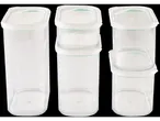 Set de recipiente transparente din plastic pentru depozitarea alimentelor, cu capace albe.
