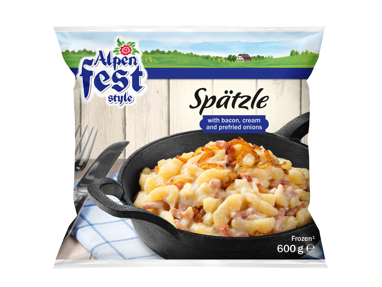 Alpenfest Spätzle met spek, room en gebakken uien in een pan.