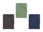 Trois draps-housses pliés en vert, gris et bleu.