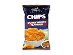 Pose chips med karrypølsesmag, med en skål chips og en skål karrysauce.