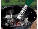 Elektromos gyújtópisztoly gyújtja a szenet a grillben.