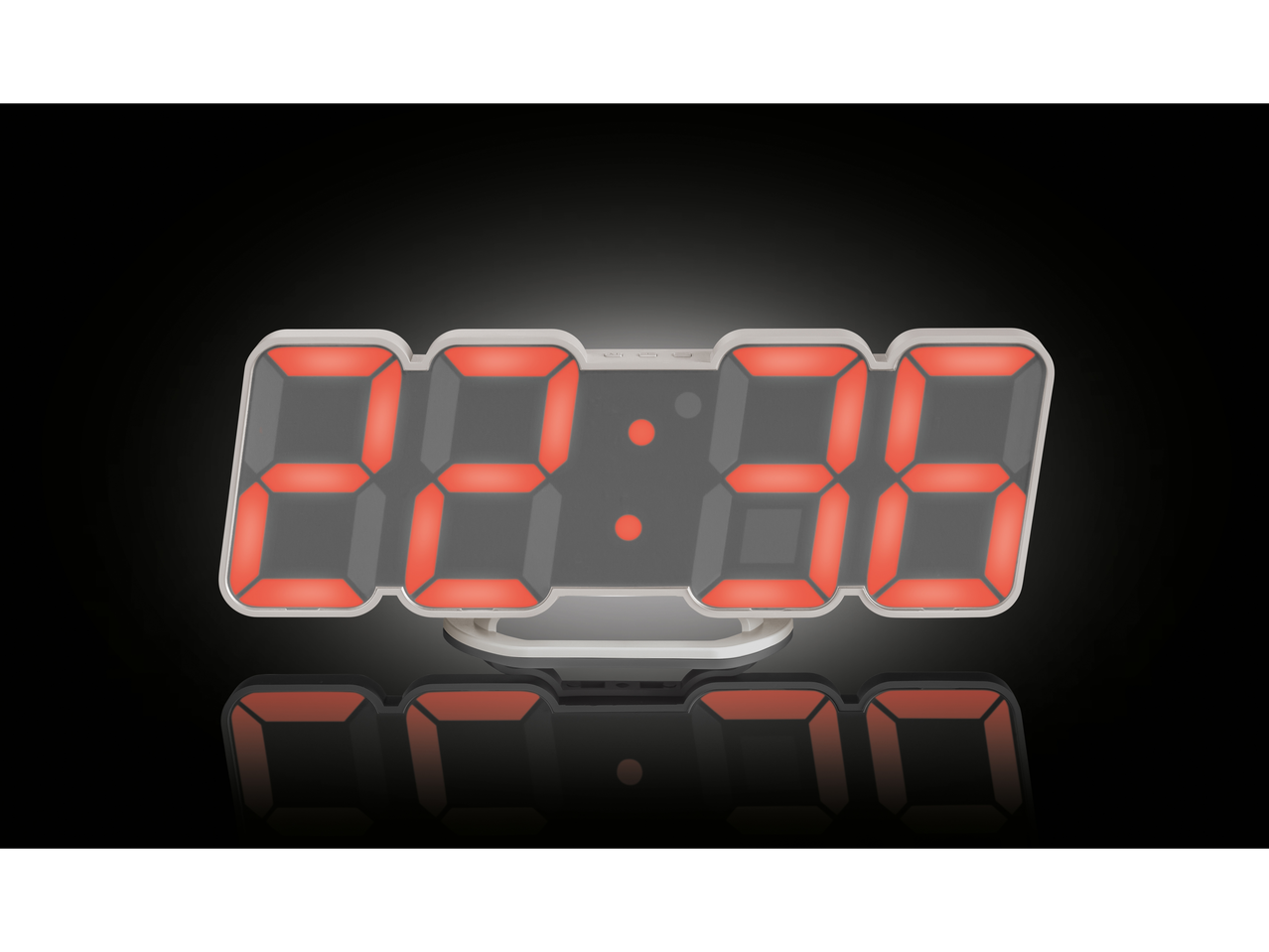 Moderna LED ura prikazuje čas 22:22.