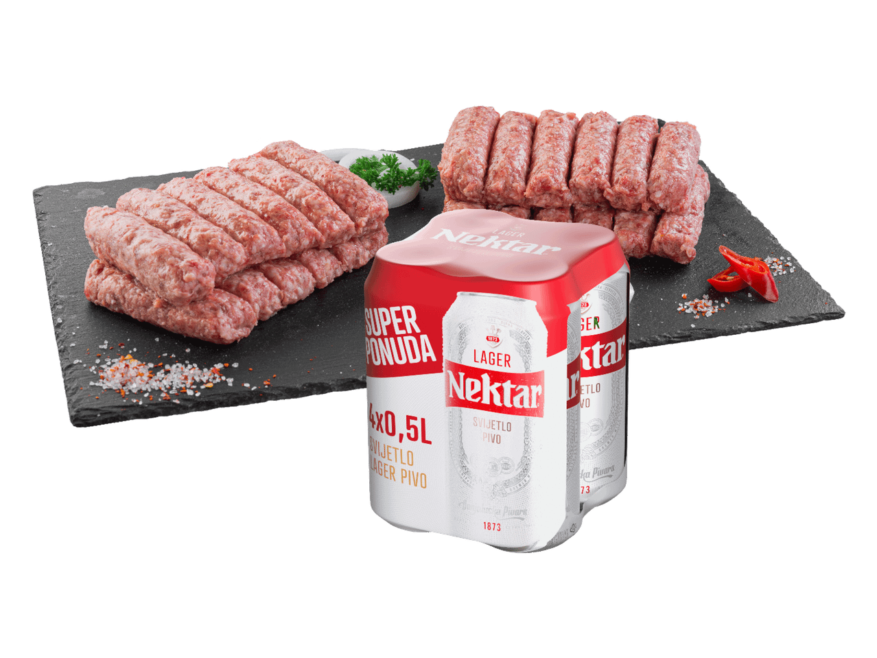 Sveži ćevapi na crnoj ploči sa začinima i pakovanje piva.