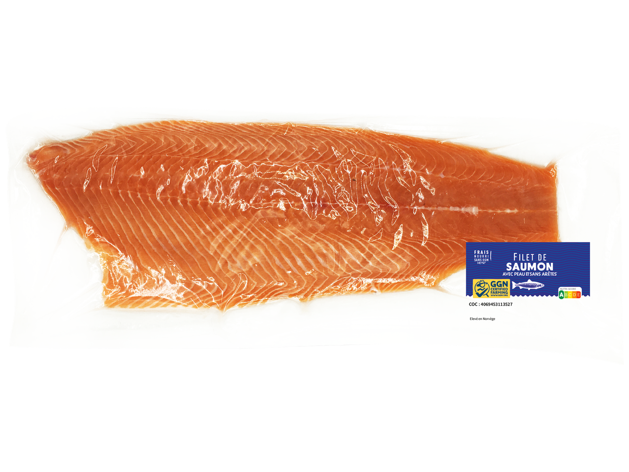 Filet de saumon frais emballé sous vide, avec peau et sans arêtes, certifié GGN, élevé en Norvège.