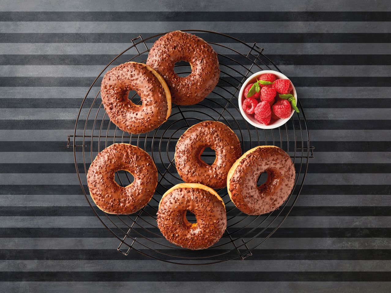 Gehe zu Vollbildansicht: Schoko-Donut mit Streusel - Bild 1