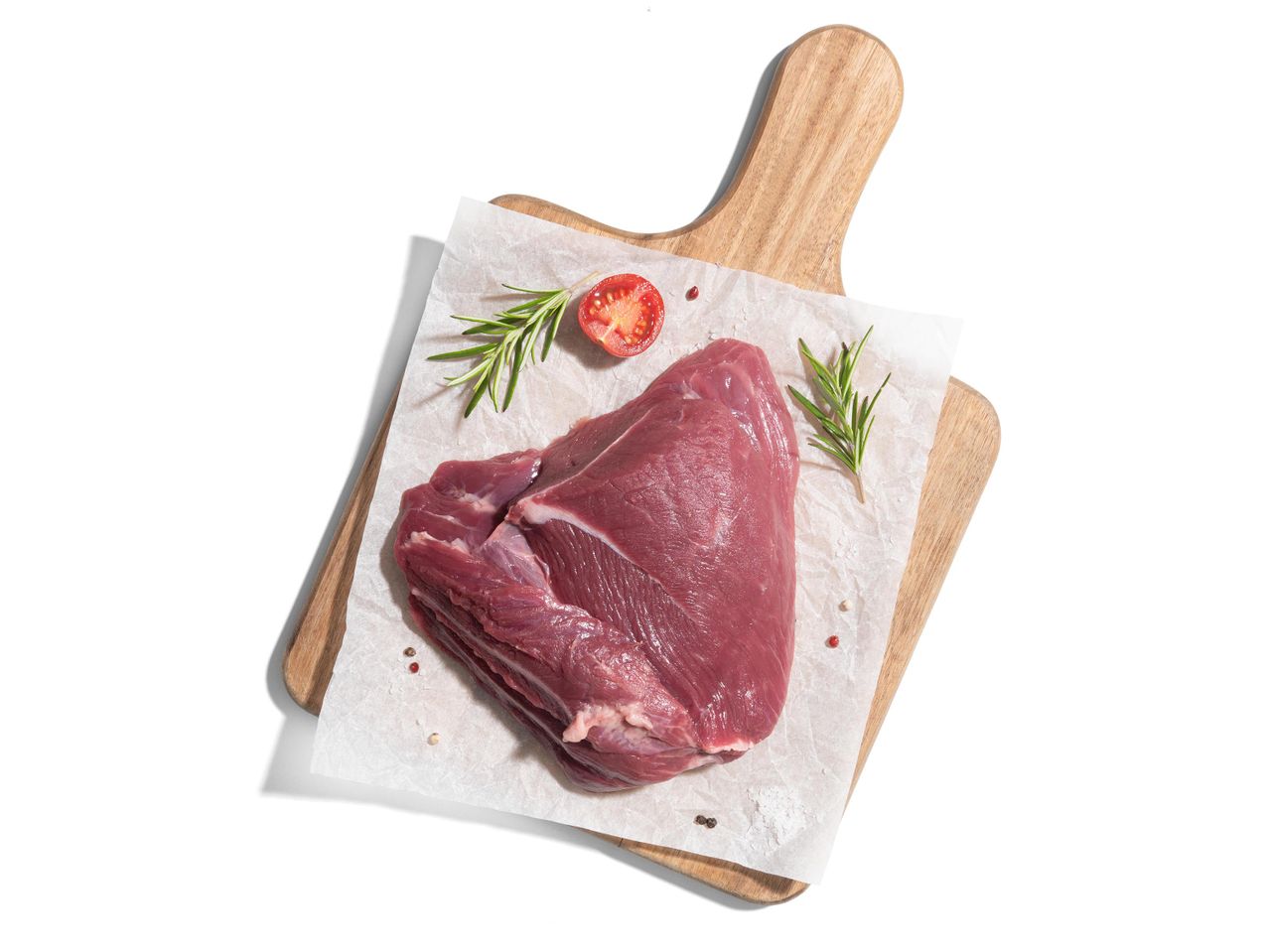 Friss marhahús szelet fából készült vágódeszkán.