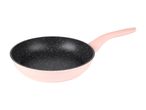 En lyserød stegepande med en sort, plettet non-stick belægning.