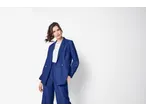 Mulher com blazer e calças azuis ESMARA, t-shirt branca e colar de corrente.