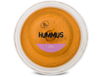Bovenaanzicht van een ronde bak oranje hummus met de tekst 'HUMMUS pikant piquant'