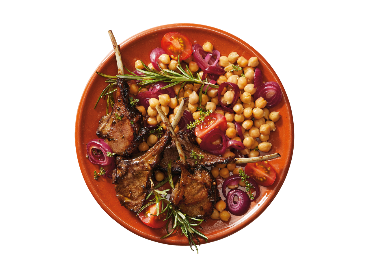 Lamskoteletjes met kikkererwten, rode ui en tomaten.