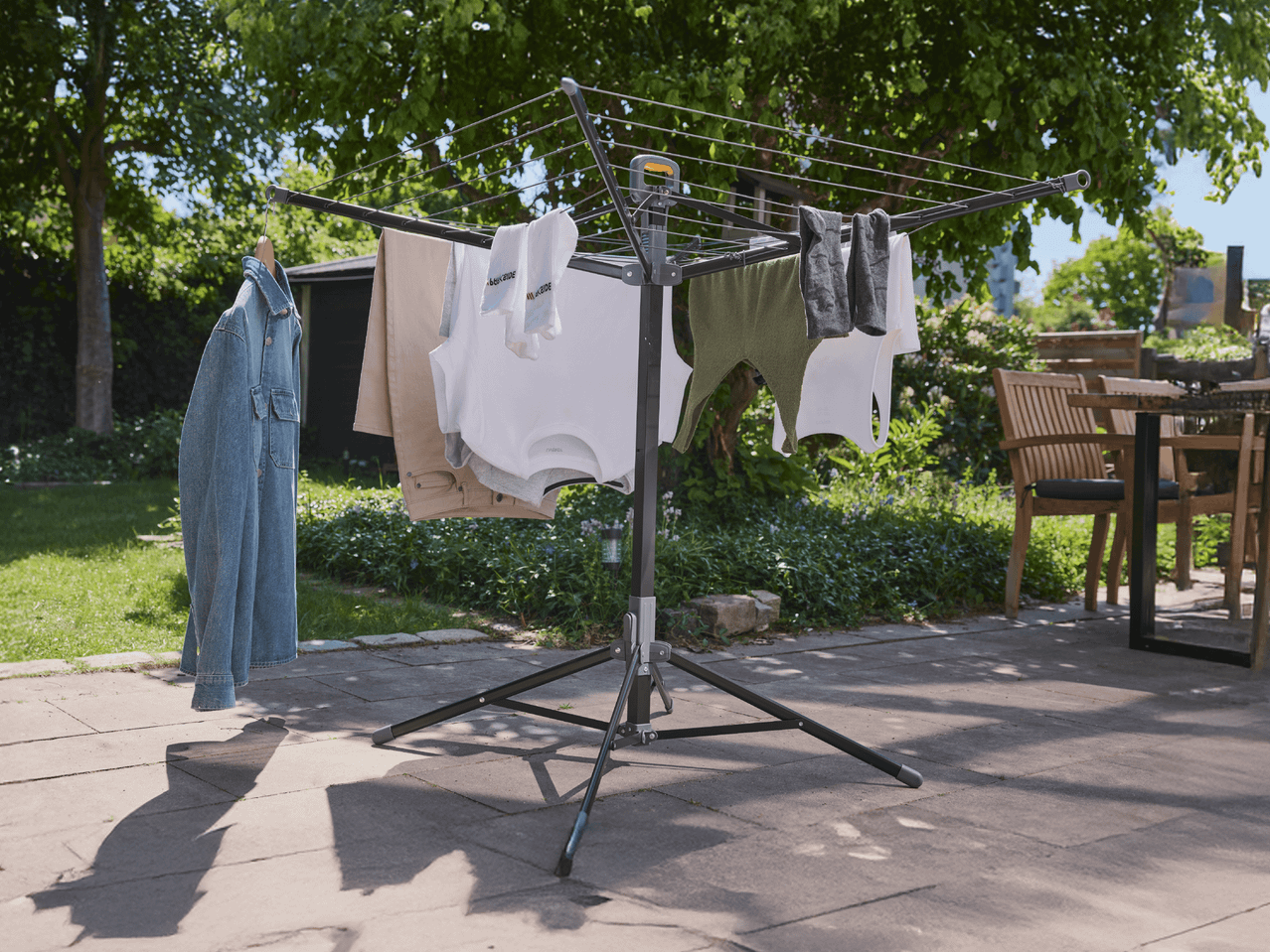 Wäscheständer mit Kleidung im Garten