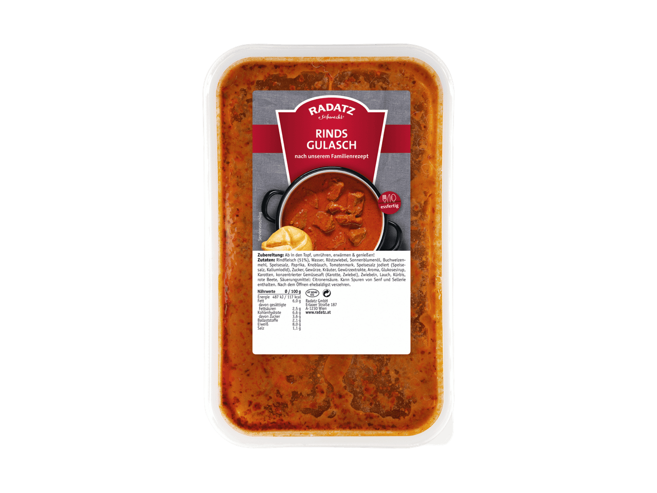 Fertiggericht Rindergulasch in einer rechteckigen Kunststoffverpackung mit Etikett.