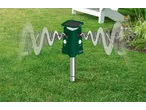 Aparatul solar anti-animale PARKSIDE PTUS360 1 B2 în grădină, emițând unde