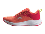Orangefarbener Sportschuh mit weißer Sohle und neongelben Akzenten auf schwarzem Hintergrund.
