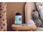 Despertador infantil TRONIC em forma de foguete com projetor de estrelas na mesa de cabeceira.