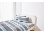 Biancheria da letto a righe in blu e grigio.