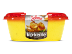 Een kuipje kip-kerriesalade met een rode deksel.