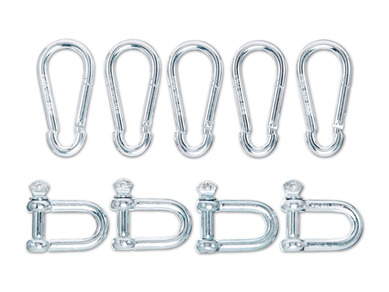 Fünf Karabinerhaken und vier D-Schäkel aus Metall auf schwarzem Hintergrund.