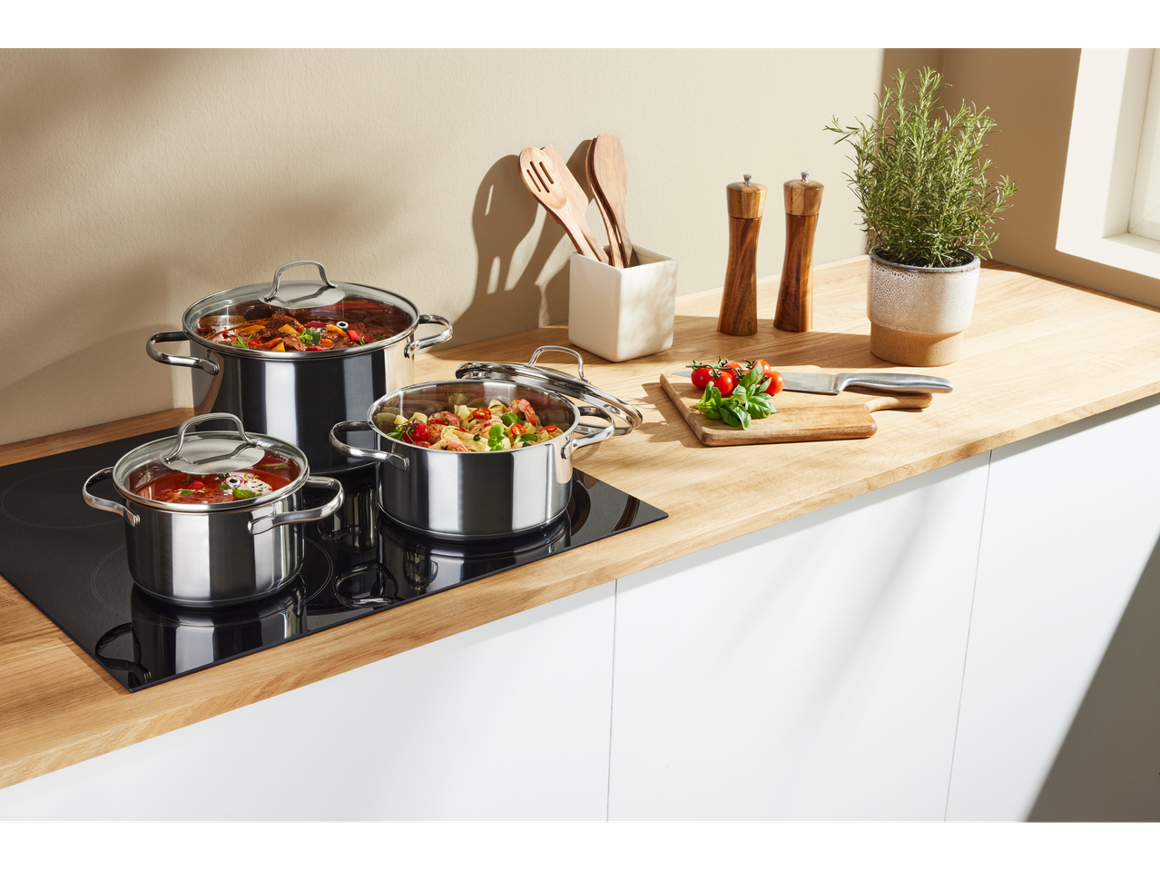 Три шерпе са храном на рингли и кухињски пулт са зачинима и биљем.