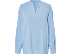 Lichtblauwe blouse met lange mouwen.