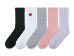 Fünf Paar Socken in Schwarz, Weiß mit Herz, Grau, Rosa und Lila.
