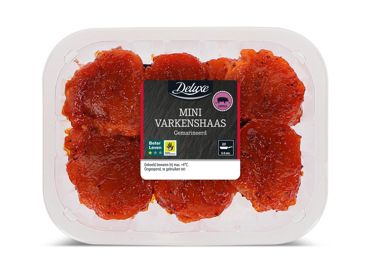 Een witte verpakking met gemarineerde mini varkenshaasjes, met een label dat aangeeft dat het varkensvlees is en 6-8 minuten bereidingstijd.