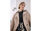 Elegante vrouw in beige jas en zebraprint rok.
