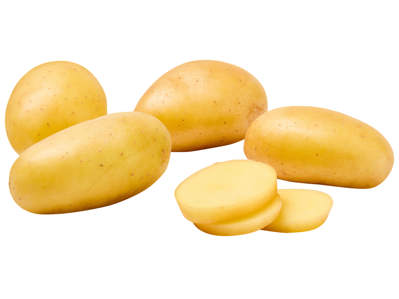 Купчина жълти картофи, някои цели, други нарязани на филийки, на черен фон.
